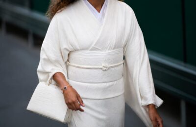 Naomi Osaka a intrat la Wimbledon în kimono alb și a câștigat cu 6-1, 7-5