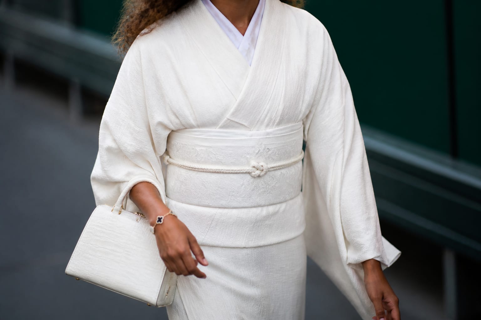 Naomi Osaka a intrat la Wimbledon în kimono alb și a câștigat cu 6-1, 7-5
