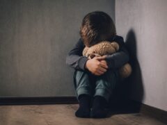 53 de adolescenți intervievați au arătat cum frica poate lua locul educației în familie