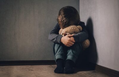 53 de adolescenți intervievați au arătat cum frica poate lua locul educației în familie