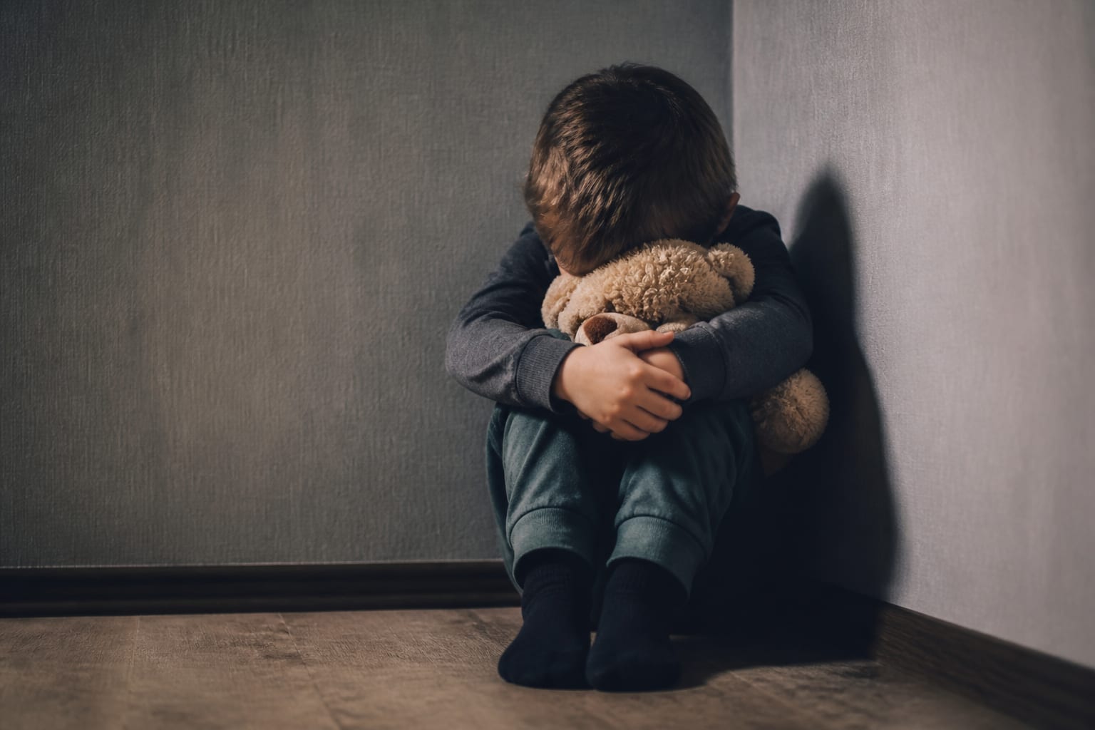53 de adolescenți intervievați au arătat cum frica poate lua locul educației în familie