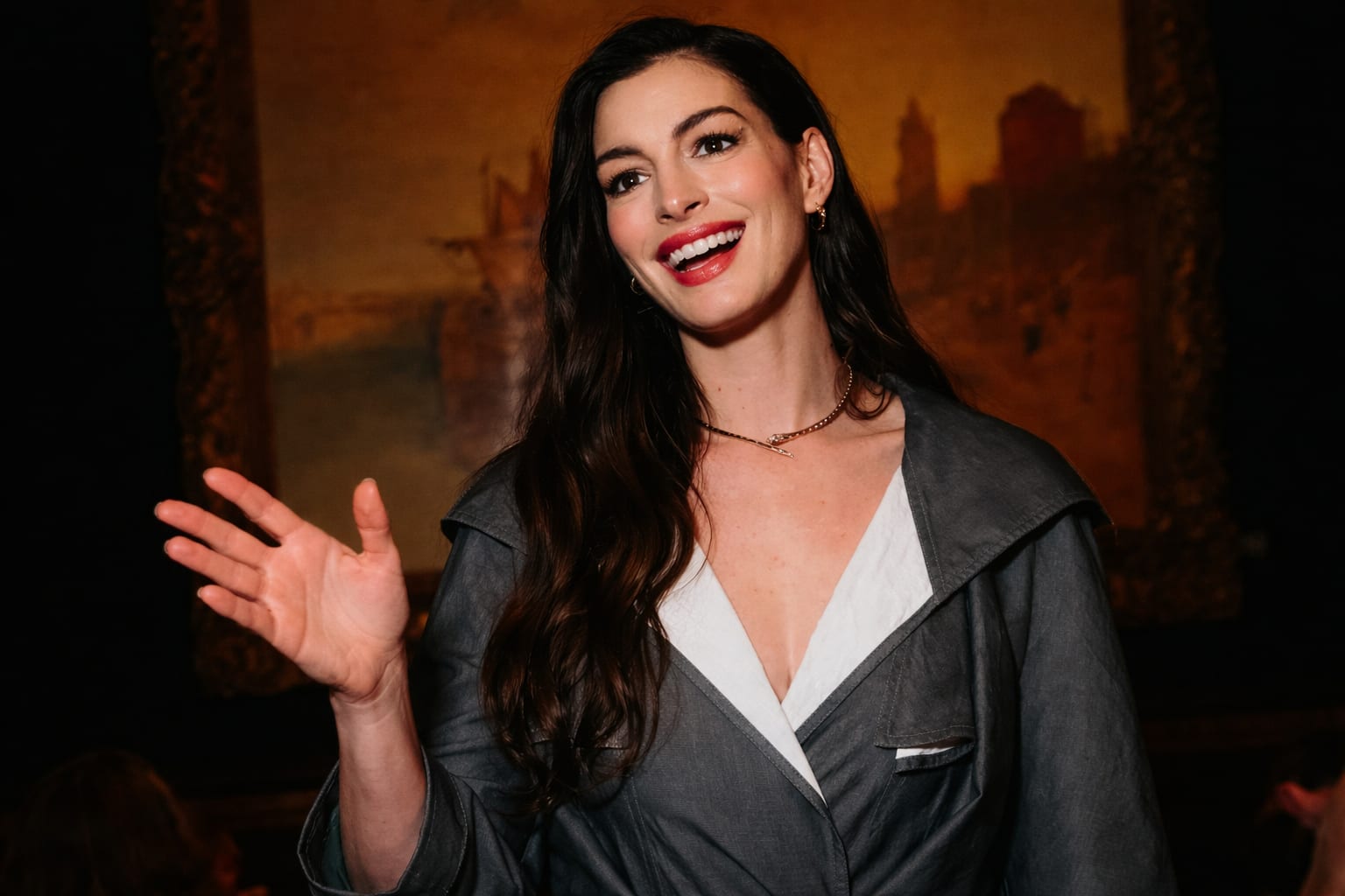 Anne Hathaway a apărut cu șuvițe caramel în timpul celei de a treia sarcini