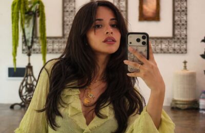 Camila Cabello a atras atenția la nunta lui Taylor Swift și Travis Kelce cu o rochie roșie transparentă și accesorii discrete