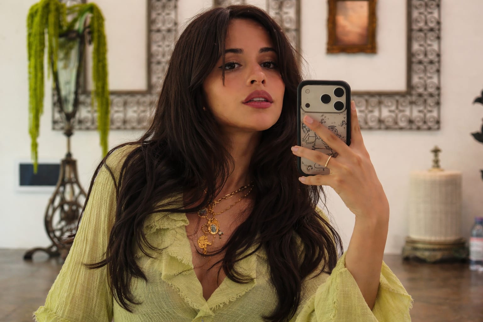 Camila Cabello a atras atenția la nunta lui Taylor Swift și Travis Kelce cu o rochie roșie transparentă și accesorii discrete