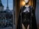 Cardi B a atras atenția la Paris pe 8 iulie 2026 cu paiete, pene și o capă transparentă