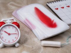 Ciclul menstrual neregulat poate indica 7 probleme de sănătate și necesită consult dacă sângerarea trece de 7 zile