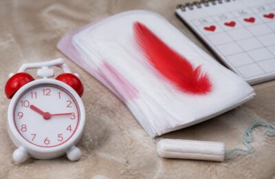 Ciclul menstrual neregulat poate indica 7 probleme de sănătate și necesită consult dacă sângerarea trece de 7 zile