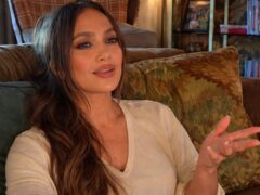Jennifer Lopez a pus în centru o curea corset Alaïa vintage din 1991 într-o apariție all black la Paris