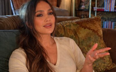 Jennifer Lopez a pus în centru o curea corset Alaïa vintage din 1991 într-o apariție all black la Paris