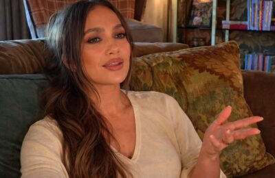 Jennifer Lopez a pus în centru o curea corset Alaïa vintage din 1991 într-o apariție all black la Paris