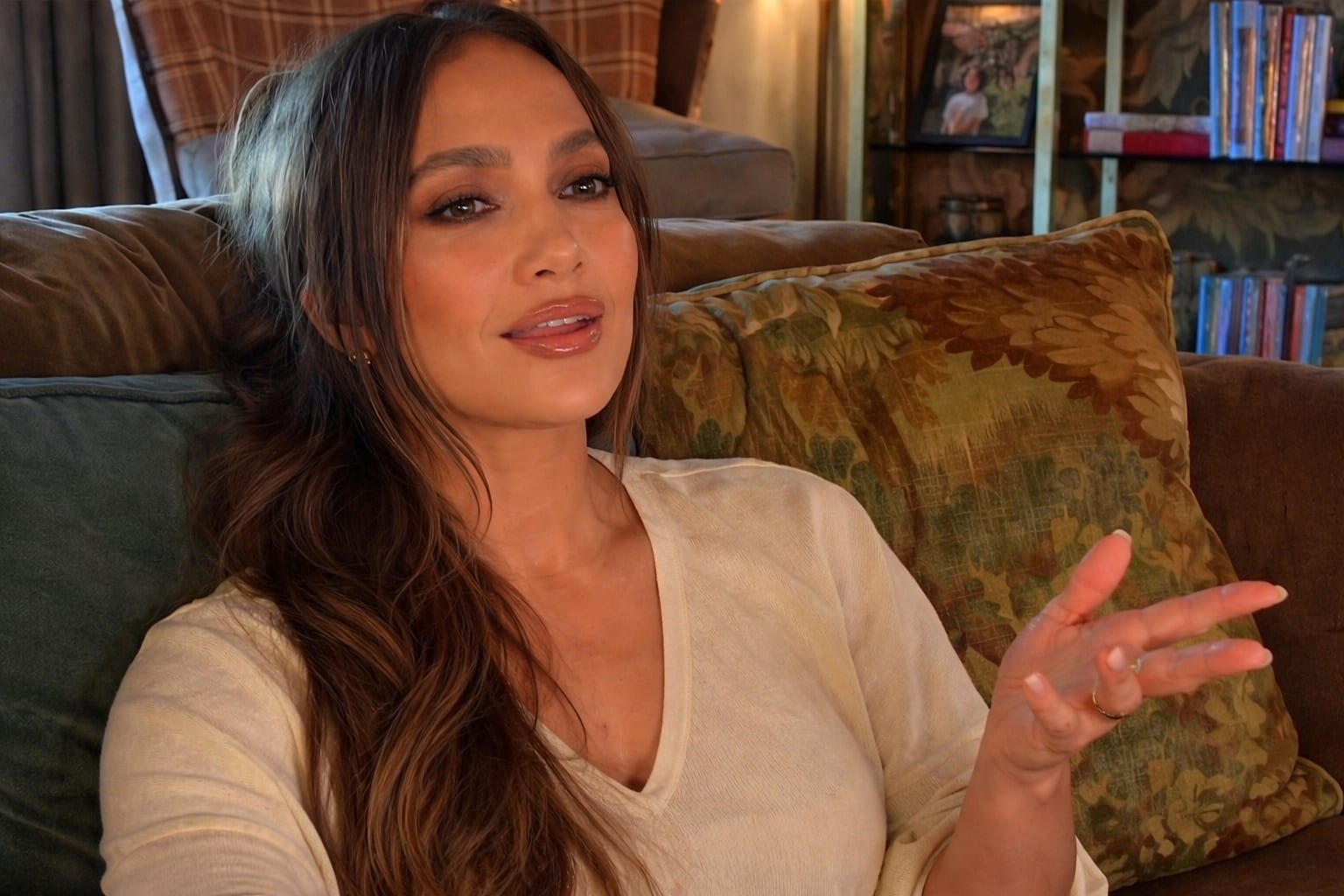 Jennifer Lopez a pus în centru o curea corset Alaïa vintage din 1991 într-o apariție all black la Paris