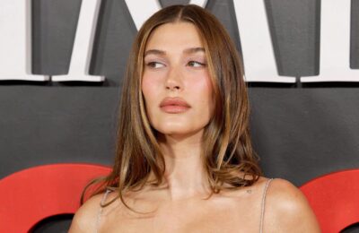 Metoda în doi pași arătată de Hailey Bieber pentru un aspect mai odihnit sub ochi