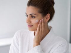Niacinamida are rezultate susținute la 2-5%, iar formulele mai concentrate pot irita pielea