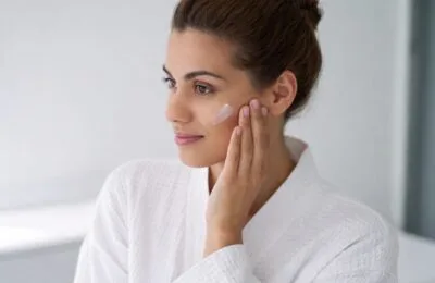 Niacinamida are rezultate susținute la 2-5%, iar formulele mai concentrate pot irita pielea