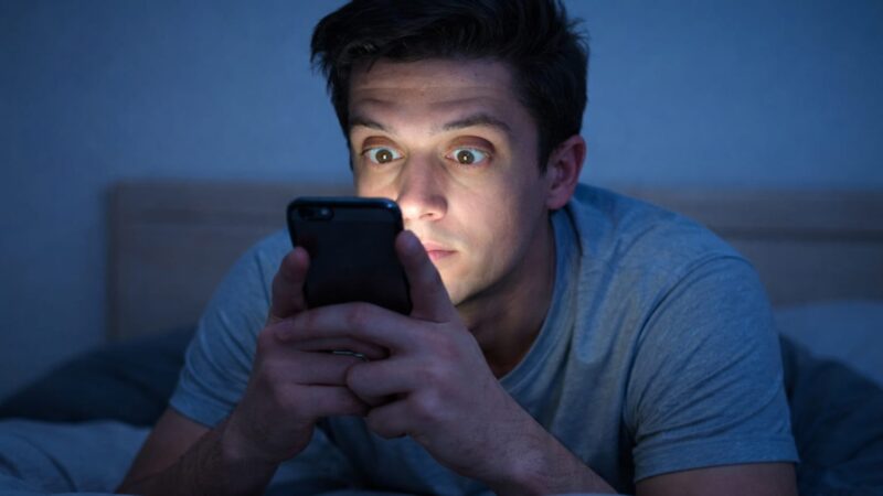 Presiunea de 27 de kilograme pe gât apare când ții capul aplecat spre telefon