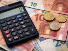 Studiul UCL leagă anii cu venituri mici de rezultate cognitive mai slabe și o sănătate mai proastă a creierului