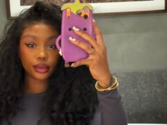 SZA a apărut pe Instagram într o rochie lila cu decolteu până la talie și a propus o formulă ușor de adaptat