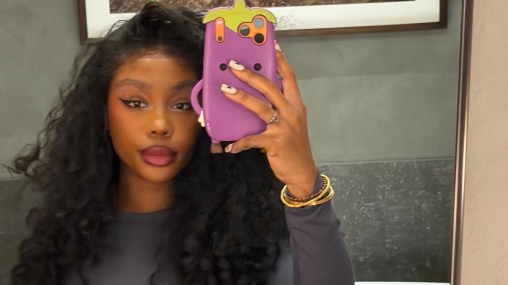 SZA a apărut pe Instagram într o rochie lila cu decolteu până la talie și a propus o formulă ușor de adaptat