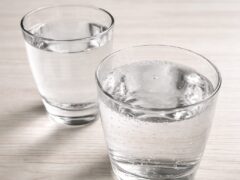 Apă plată versus apă carbogazoasă: medicul nutriționist Mihaela Bilic explică diferențele
