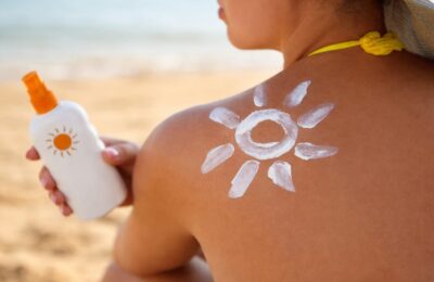 Arsura solară din tinerețe crește riscul de cancer de piele la 60 de ani, avertizează un dermatolog