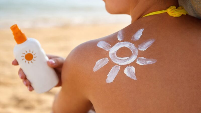 Arsura solară din tinerețe crește riscul de cancer de piele la 60 de ani, avertizează un dermatolog