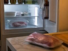 Carnea lăsată pe blat la dezghețat este noul faux pas culinar. Iată alternativele sigure