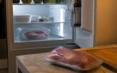 Carnea lăsată pe blat la dezghețat este noul faux pas culinar. Iată alternativele sigure