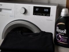 Ghidul complet pentru haine negre care nu se decolorează la spălat