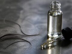 Minoxidilul poate regenera până la 10% din părul pierdut, explică un dermatolog