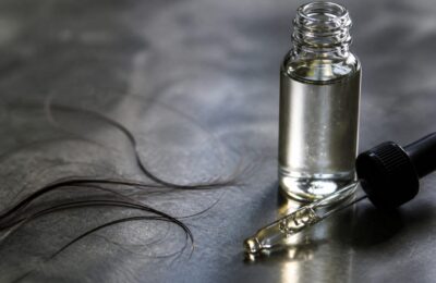 Minoxidilul poate regenera până la 10% din părul pierdut, explică un dermatolog