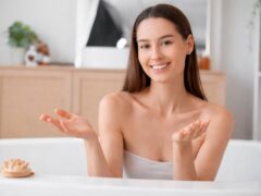 Zahăr, sare sau acizi AHA: cum alegi exfoliantul perfect pentru corpul tău