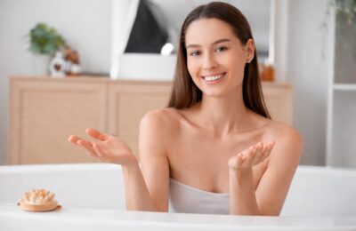 Zahăr, sare sau acizi AHA: cum alegi exfoliantul perfect pentru corpul tău