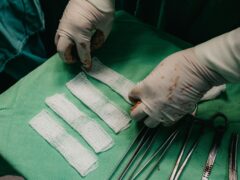 O asistentă a găsit larve în rănile unui pacient internat în timpul caniculei, într-un spital britanic