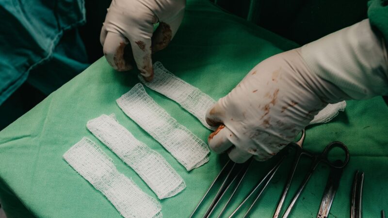 O asistentă a găsit larve în rănile unui pacient internat în timpul caniculei, într-un spital britanic