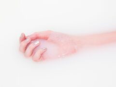 Coconut water nails aduce manichiura albă translucidă în toamna 2026. Cum se obține acasă
