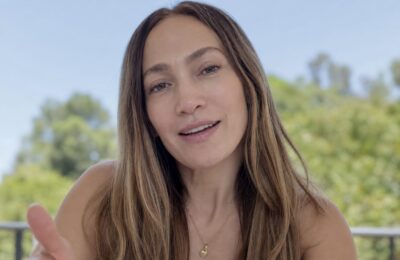 Jennifer Lopez apare fără machiaj și își leagă rutina de skincare de plecarea gemenilor la facultate