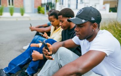 Primul smartphone înainte de 13 ani, legat de o sănătate mintală mai precară. Ce înseamnă pentru părinți