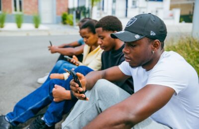 Primul smartphone înainte de 13 ani, legat de o sănătate mintală mai precară. Ce înseamnă pentru părinți