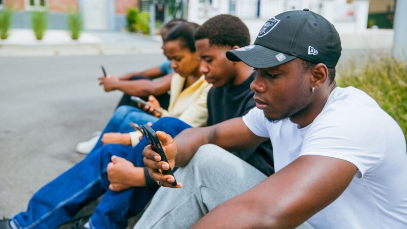 Primul smartphone înainte de 13 ani, legat de o sănătate mintală mai precară. Ce înseamnă pentru părinți