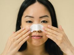 Stoarcerea punctelor negre poate lăsa cicatrici. Ce recomandă dermatologii pentru îndepărtare și prevenție