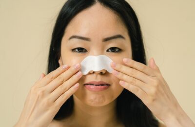 Stoarcerea punctelor negre poate lăsa cicatrici. Ce recomandă dermatologii pentru îndepărtare și prevenție
