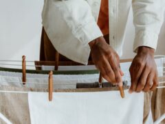 Cum se citesc simbolurile de pe etichete ca hainele să nu intre la apă sau să se decoloreze