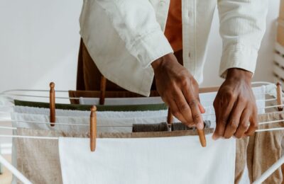 Cum se citesc simbolurile de pe etichete ca hainele să nu intre la apă sau să se decoloreze