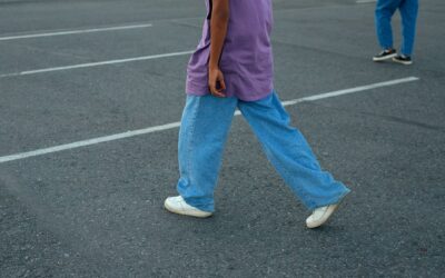 Garderoba de toamnă trece la blugi largi, genți voluminoase și jachete cu guler înalt