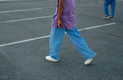 Garderoba de toamnă trece la blugi largi, genți voluminoase și jachete cu guler înalt