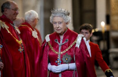 De la tiara de nuntă la cerceii Chandelier, cum poartă Kate bijuteriile reginei Elizabeth II