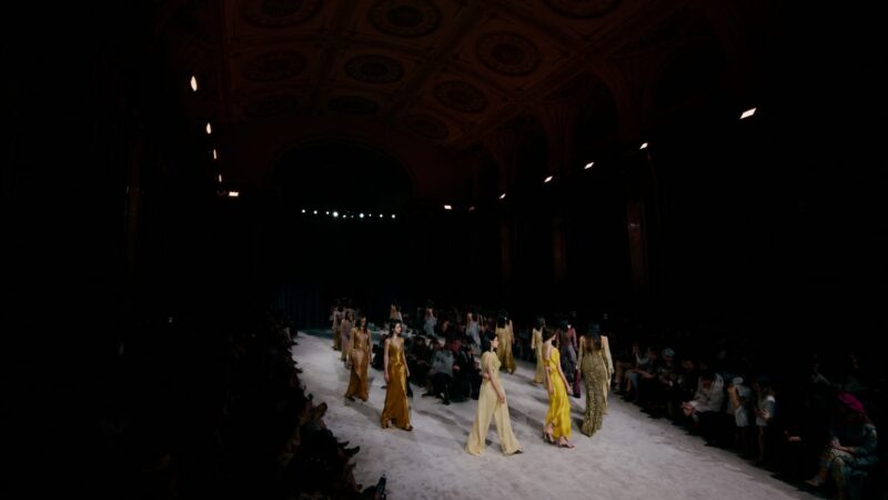 Bucharest Fashion Week a adus teatrul și muzica în prezentările de modă