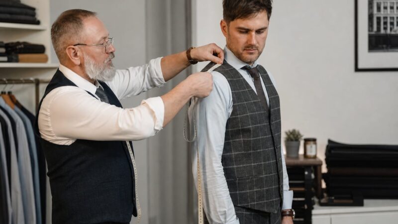 Cât costă un costum pe măsură la Pileati și alte trei ateliere. Prețurile și pașii unei comenzi personalizate