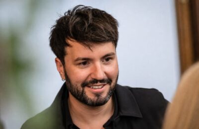 Cum se alege hidratarea părului după vacanță. Marian Capet explică de ce produsele prea grele pot lua din volum