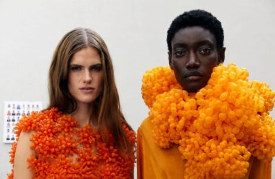 LVMH și Kering se angajează să lucreze doar cu modele de minimum 18 ani la ședințe foto și prezentări